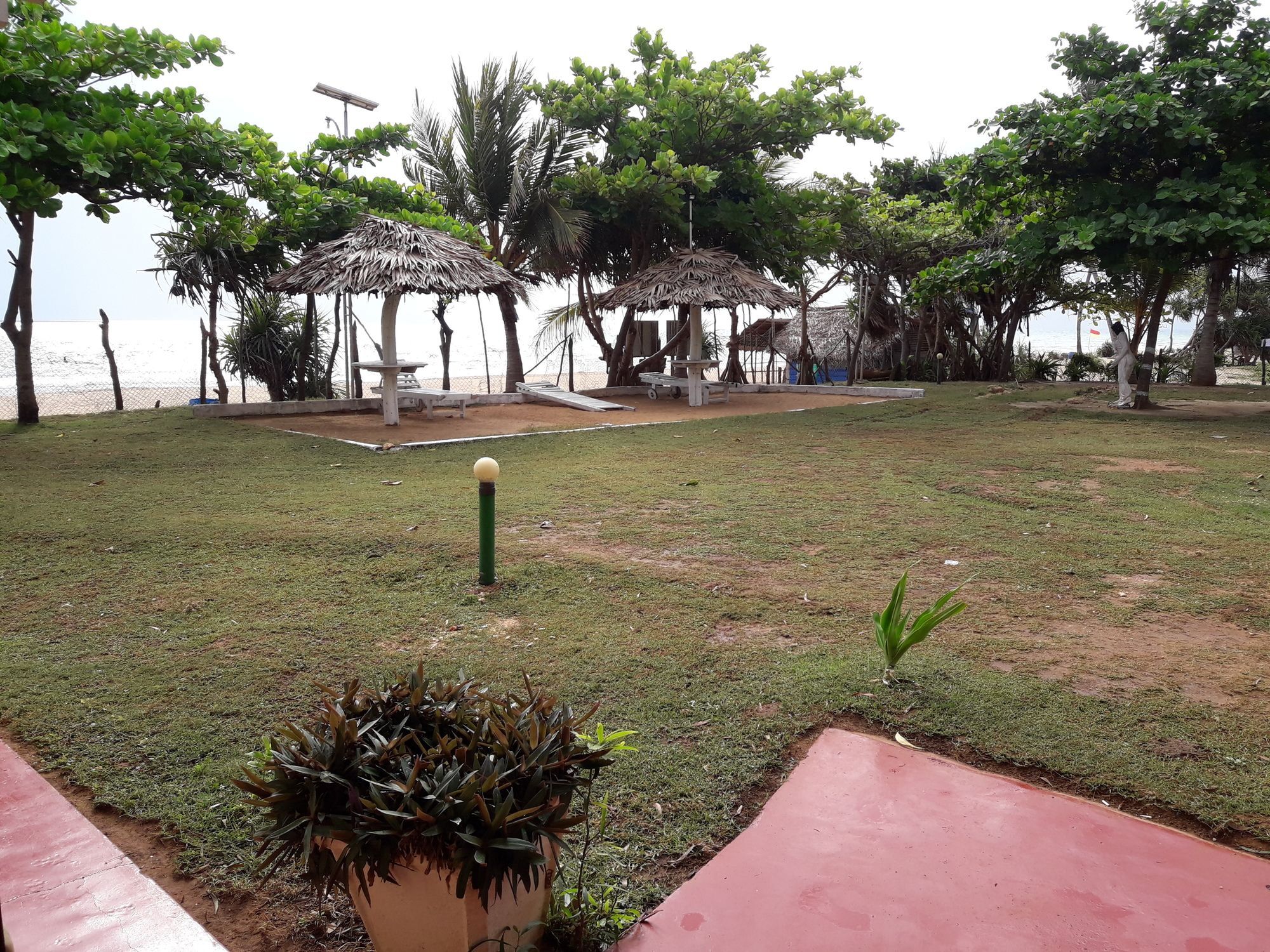 Sea View Beach Hotel Nilaveli Exterior photo